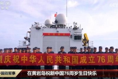 联合早报-中国海警在黄岩岛海域举行国庆升旗仪式