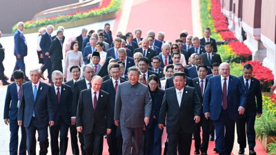 半岛电视台-金正恩女儿意外出席中国阅兵她会成为朝鲜接班人吗