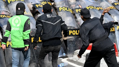 半岛电视台-印尼总统普拉博沃因抗议活动取消中国之行TikTok暂停直播