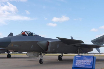 联合早报-歼-20战机首次静态展示 中国网民过于落后可以展示