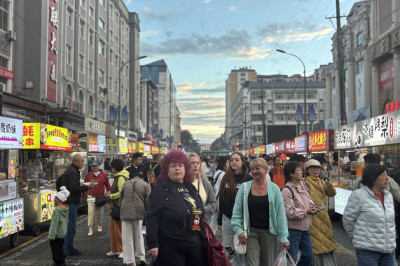 联合早报-中国特稿中俄暖风吹黑河 市井烟火带寒意