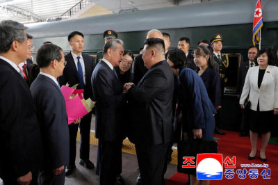 联合早报-朝鲜最高领导人金正恩首次携女金珠爱访问中国