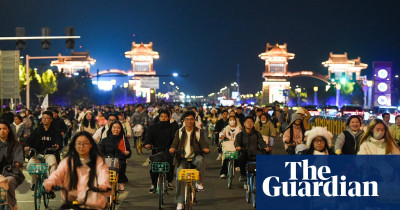 The Guardian-100000 Chinese students join 50km night-time bike ride in search of good soup dumplings