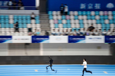 联合早报-特稿从炫技到实用 中国人形机器人走进生活要多久