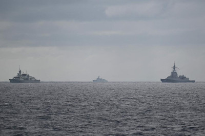 联合早报-加澳军舰驶入台海 中国官媒解放军全程跟监警戒