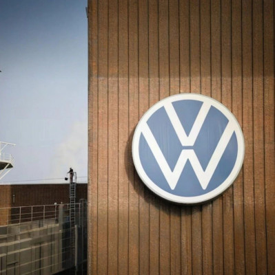 最好的路摆在大众面前：成为中国新能源车的海外代理人