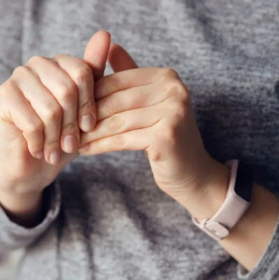 那些经常“咔咔”掰手指的人，后来都怎么样了？真的会得关节炎？