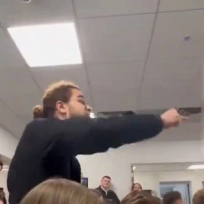 捷克外长遭怒斥：战犯！滚出去