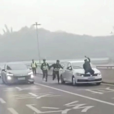 执法人员被车辆冲撞顶行，官方通报