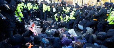 韩总统官邸附近，激烈对峙！