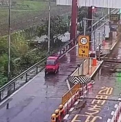 四川警方：男子驾驶“老头乐”冲卡进入高速逆行，致2人死亡