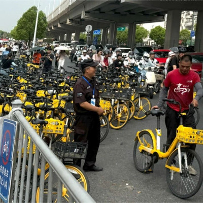 “车山车海”，当5000辆车涌向同一个地铁站→