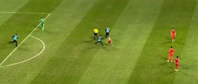 一球迷冲入球场！国足vs日本比赛一度中断