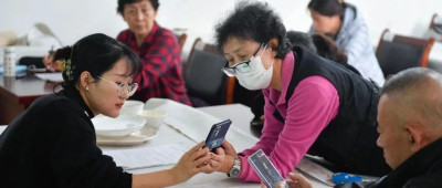 线上挂号“犯难”、手机打车不会，如何不让老人困于“数字迷宫”？