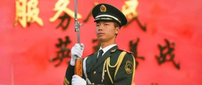 天安门护旗手回乡种田，如今怎样了