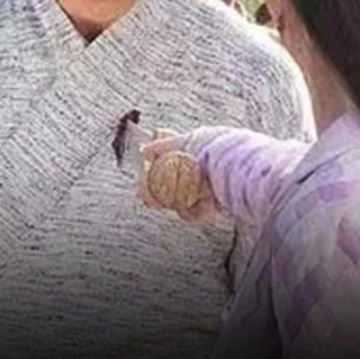 身体被捅一刀，赶紧拔，还是插着刀继续打？