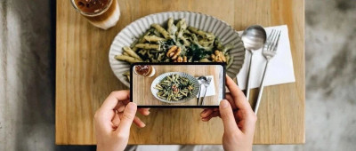 “预制朋友圈”火了！出去玩一次发5年，网友：还以为只有我这样……