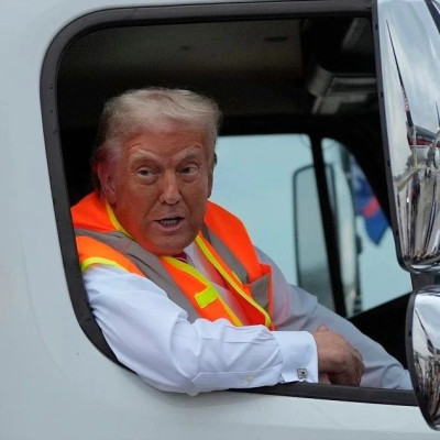 回应拜登，特朗普登上垃圾车