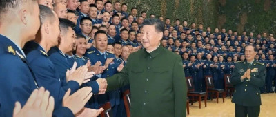 习近平视察空降兵军