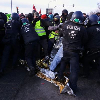德议员遭警方殴打