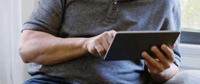 “老年霸总”短剧围猎银发族，有人刷爆银行卡