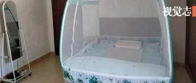 床垫上的无性别女孩