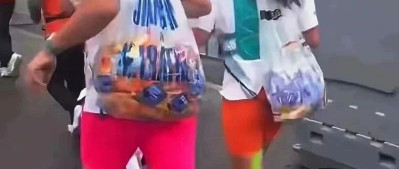 苏州马拉松“能量胶夫妇”惹众怒：占小便宜丢大脸的样子，真丑！