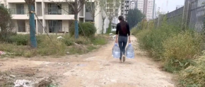 拎120斤水爬22楼，单亲妈妈带2个女儿住烂尾楼90天