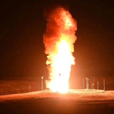 美国空军夜间“成功试射”