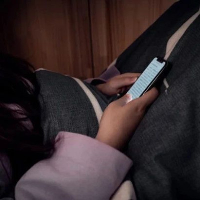 那些经常关灯看手机的人，后来都怎么样了？