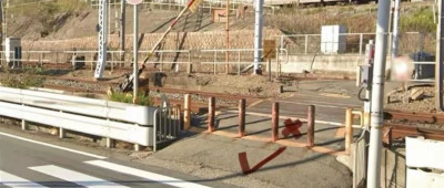 遇难女孩父母到日本“死亡道口”悼念