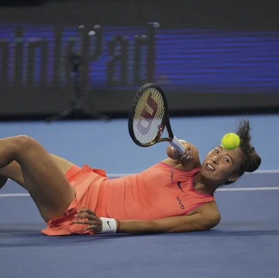 郑钦文回应摔倒