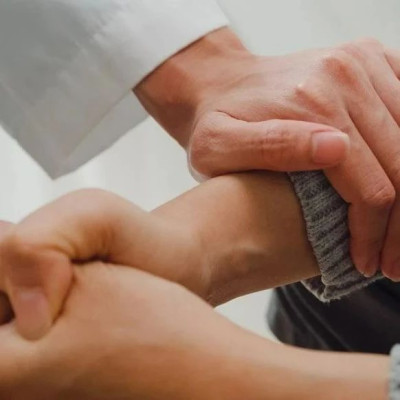 房间里的精神病人 | 当坏情绪在家中“交叉感染”