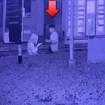 58岁男子强吻并咬破陌生女子嘴唇，警方通报