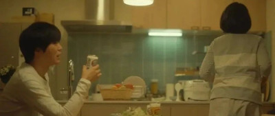 女性赚钱养家，女性育儿做饭