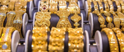 第一批炒股赚钱的人，已经开始买黄金和古玩了