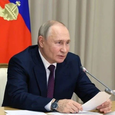 普京授勋，还赠送一把战刀