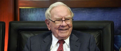 每日热问丨巴菲特囤3252亿美元现金，狂卖苹果1亿股，这是为何？