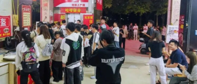 这家锅盔小摊火了！排队上百米，有人一口气买了100个……