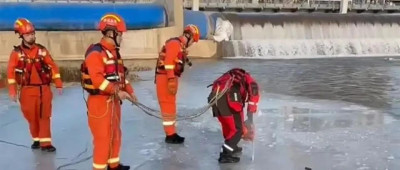 冬泳大爷被困冰层下身亡，业内：在冰层下很难找到入水时的冰洞