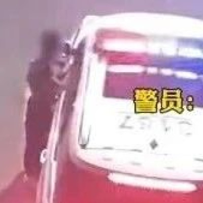 凌晨1点，19岁的他踉跄走向警车…...