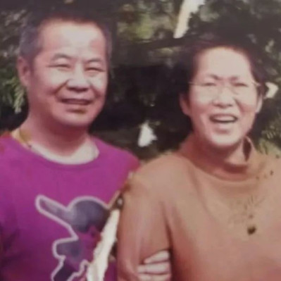 他蹬着三轮车，她坐在后面两只胳膊在雪花里起舞