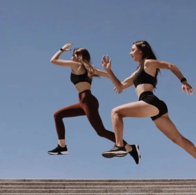 小红书上新兴的「原地龟速跑」，成了打工人性价比最高的运动？