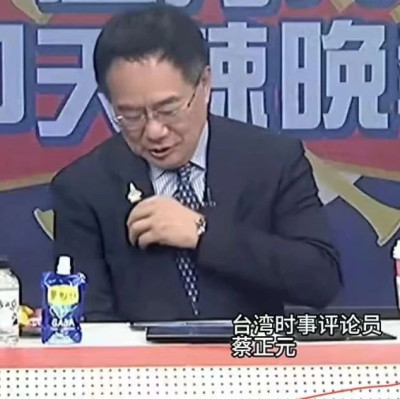 台湾评论员佩戴歼-35A胸章“显摆”