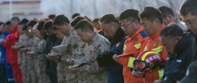 今天，他们向遇难同胞默哀！