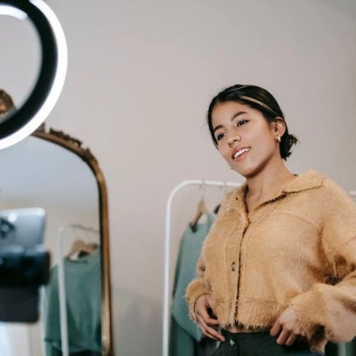 困在直播间的年轻人，看不见日落