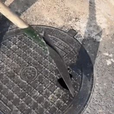 井盖一敲就碎！