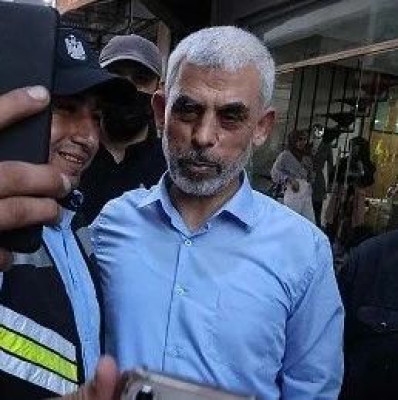 辛瓦尔最后时刻：向以军无人机投掷棍子