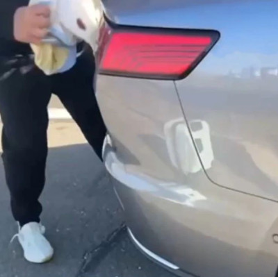 高速上女生被司机拖拽下车，平台回应