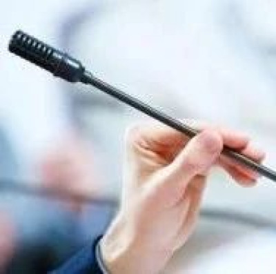 “女孩吃零食被老师打脸并拍视频”，当地通报